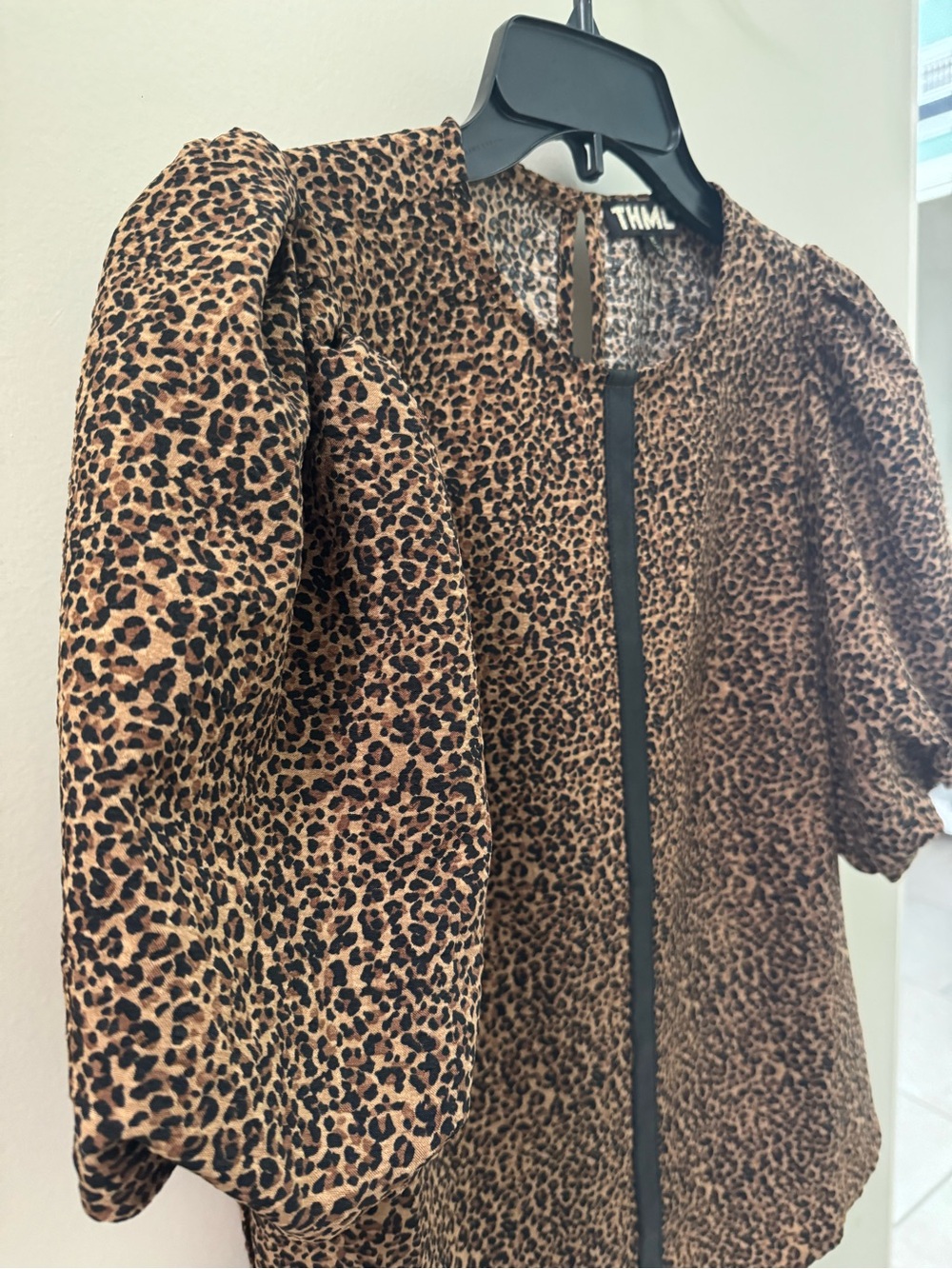 THML Leopard Print Puff Sleeve Blouse with Contrast Trim NWOT - Picture 3 of 8